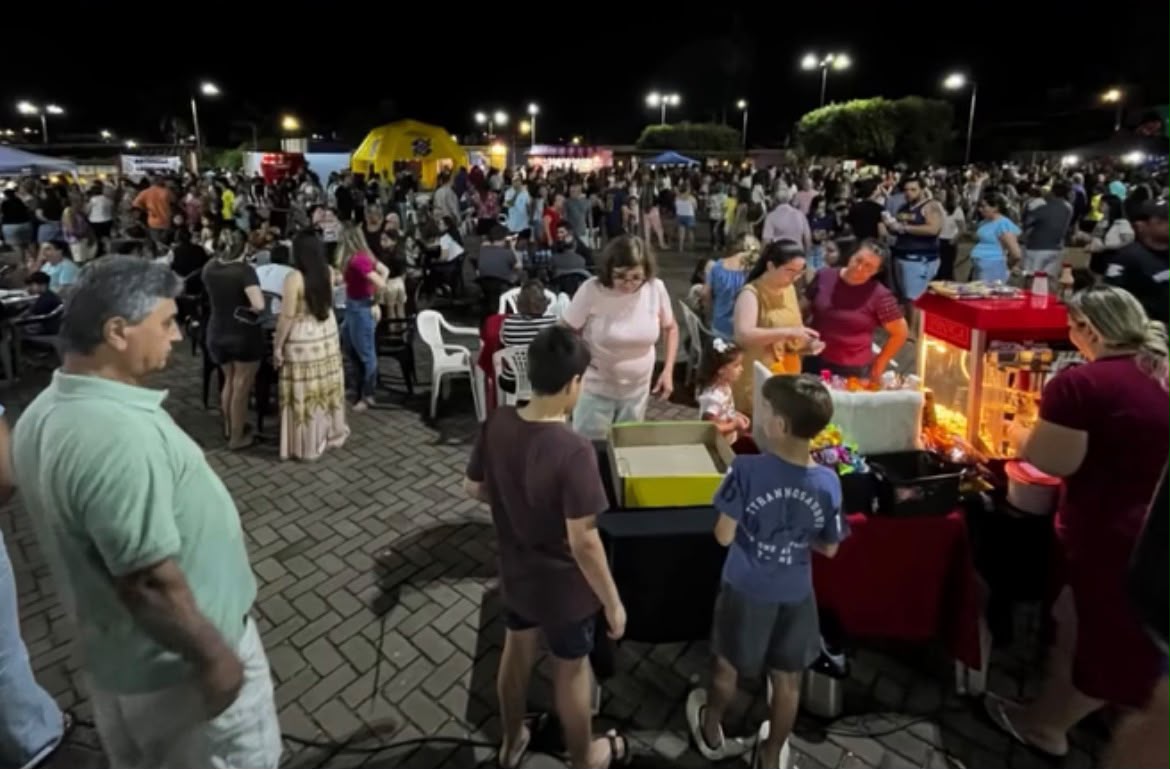 Moradores e visitantes participaram da primeira edição da Feira Livre Noturna de Urânia, realizada na quinta-feira (23). Foto: Prefeitura de Urânia