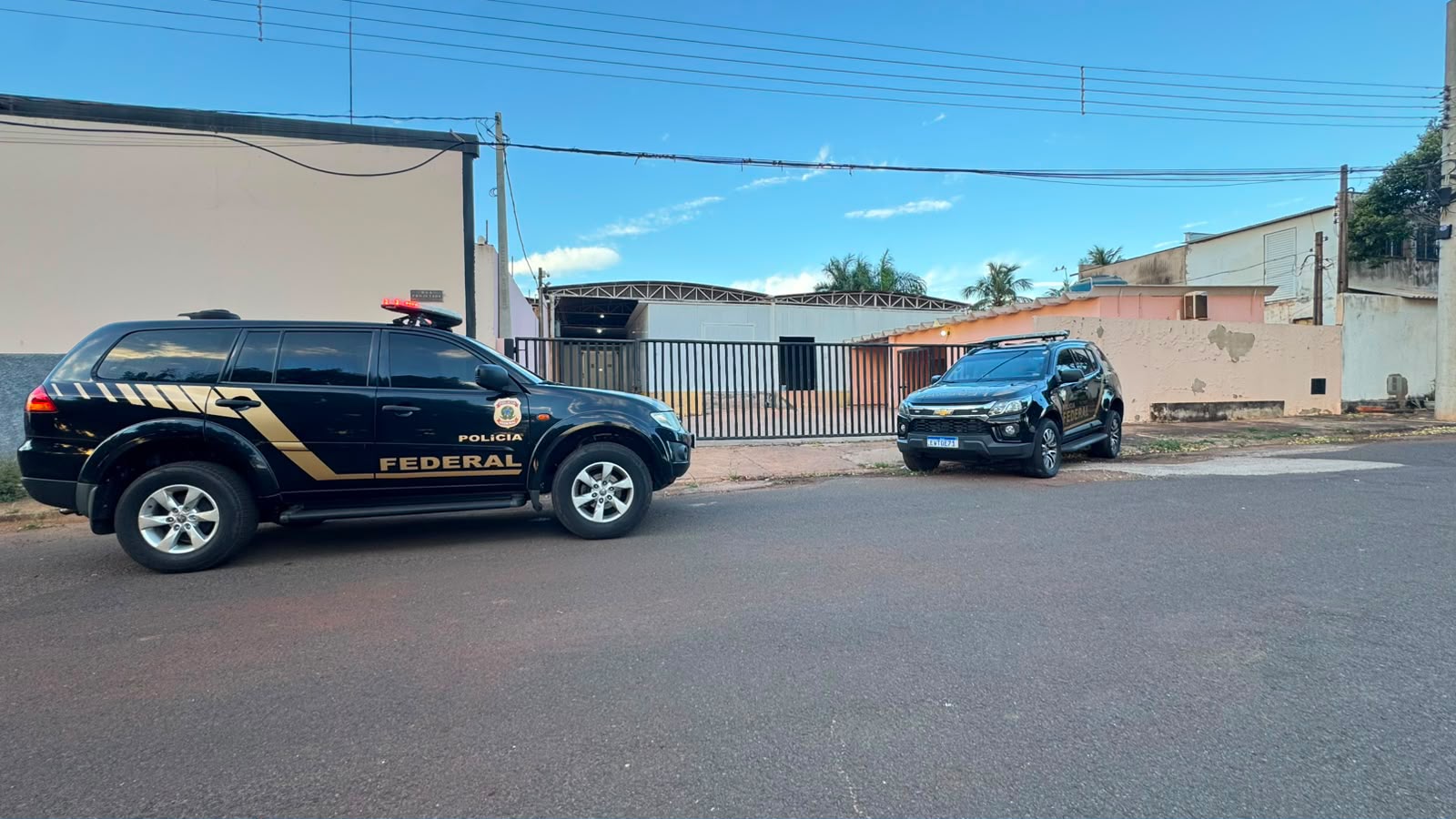 Policiais federais cumprem mandado de busca e apreensão em empresa de exportação de limões em Urânia durante a Operação Commodity.