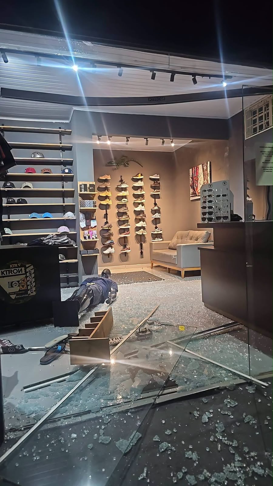 Loja em Urânia teve a fachada destruída após a ação criminosa. Os suspeitos foram presos pela Polícia Militar.